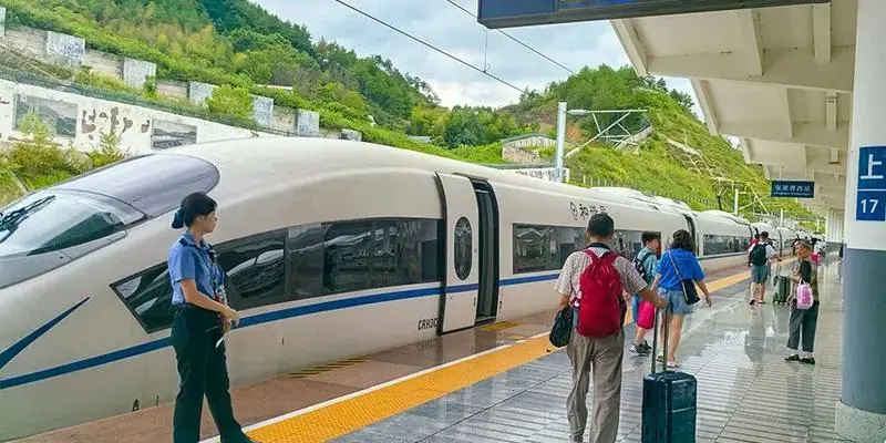 A high-speed train at the platform of Zhangjiajie West station